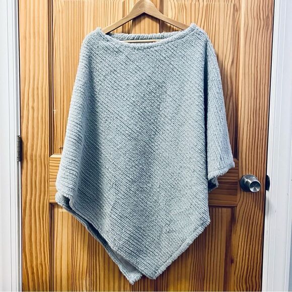 NWT Hadley Wren Grey Lola Mae Fuzzy Poncho One Size - Picture 1 of 7